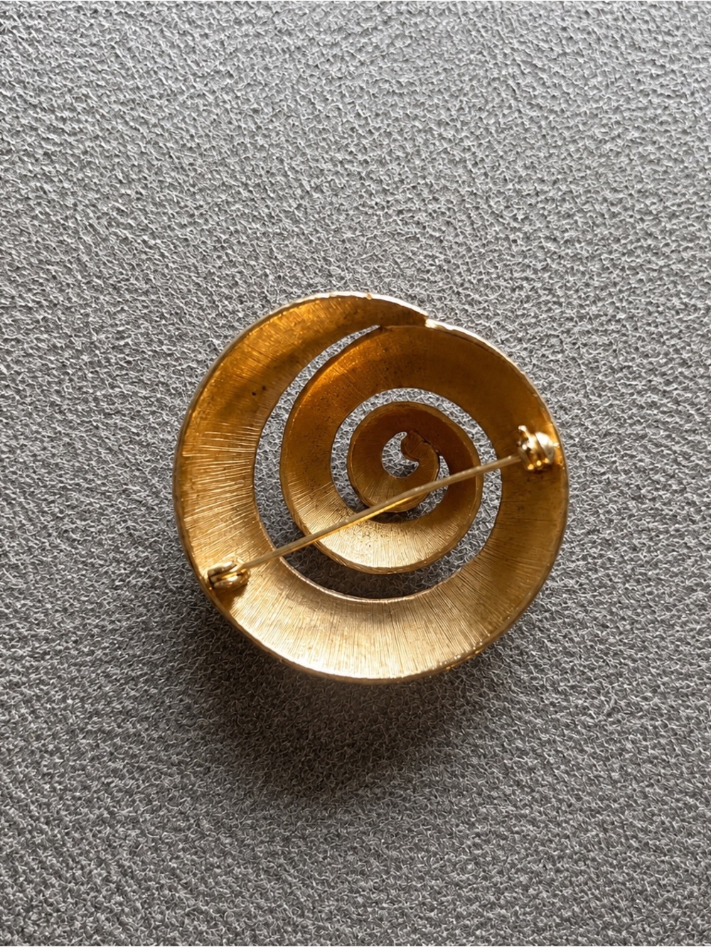 Vintage Goldtone And Pink Swirl Spiral Shell Brooch - Picture 2 of 3